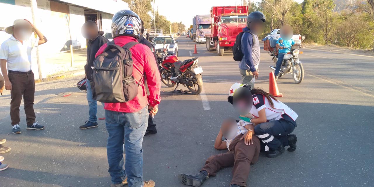Motociclistas chocan contra un auto en las Riberas del Atoyac | El Imparcial de Oaxaca