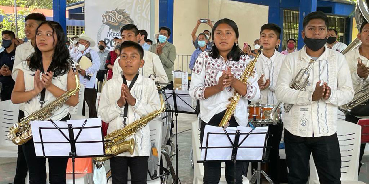 Más de un año después, bandas reciben instrumentos  | El Imparcial de Oaxaca