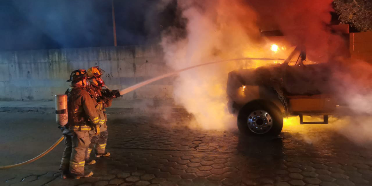Fuego consume camión de volteo en la colonia Vicente Suárez | El Imparcial de Oaxaca