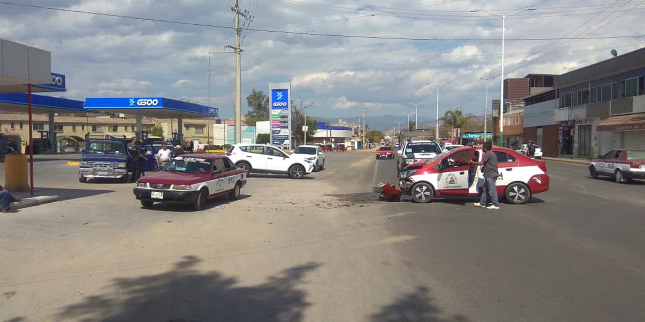 Brutal choque entre un taxi y camioneta en Cuilápam de Guerrero | El Imparcial de Oaxaca