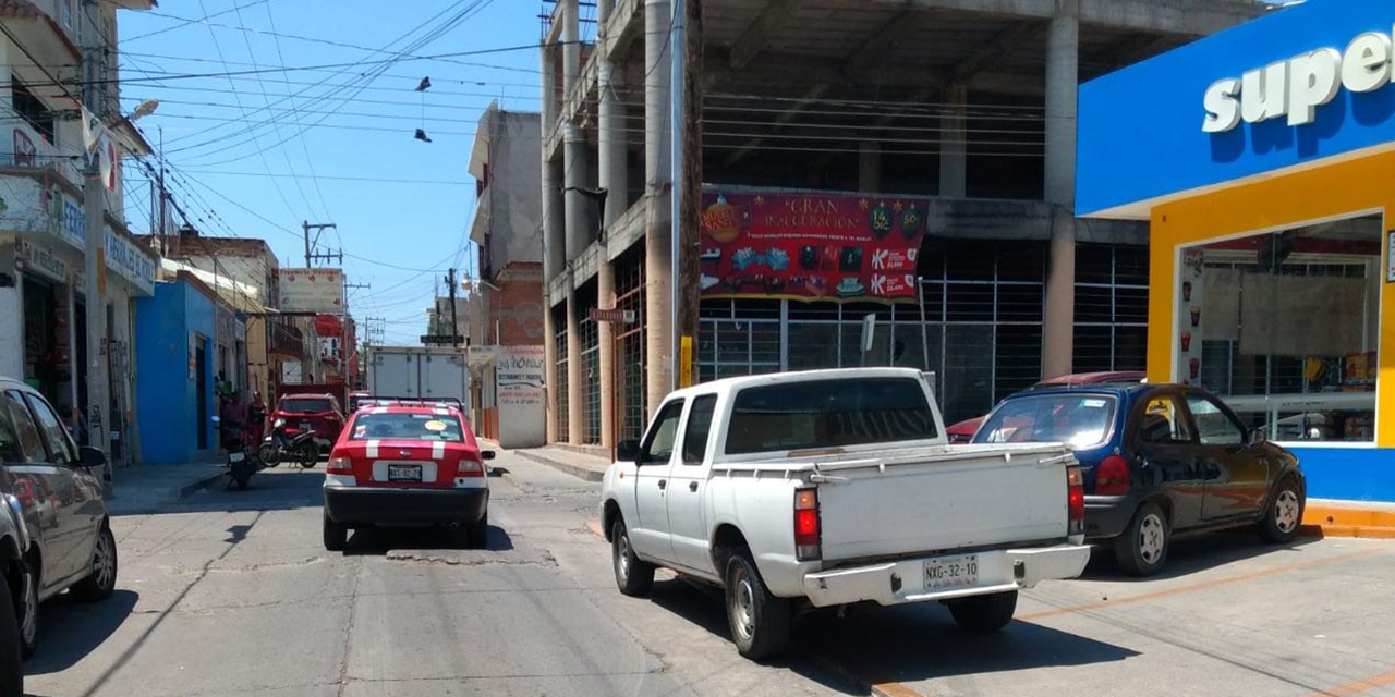 Tráiler arranca cableado eléctrico en Huajuapan | El Imparcial de Oaxaca