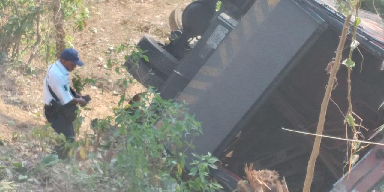 Camión repartidor se va al vacío en carretera de Santos Reyes Nopala | El Imparcial de Oaxaca Camión repartidor se va al vacío en carretera de Santos Reyes Nopala | El Imparcial de Oaxaca