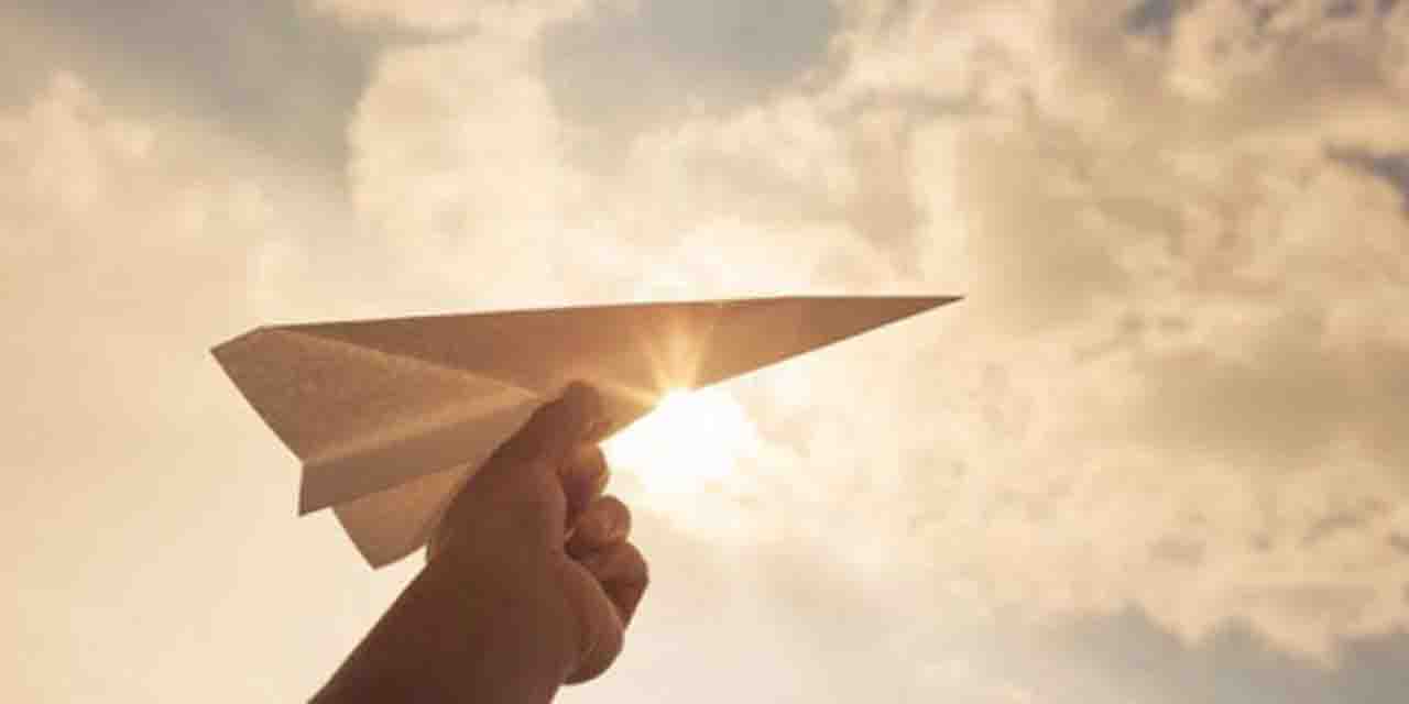 Niño vende aviones de papel para poder comprarse un teléfono celular