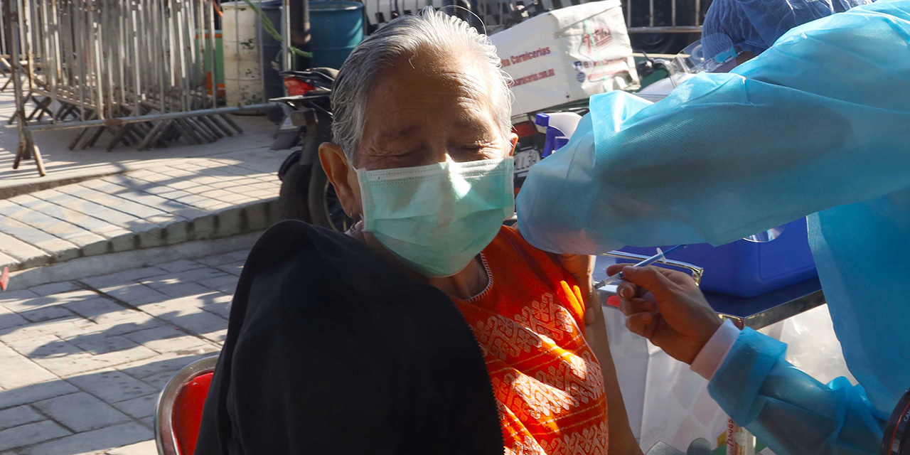En medio del caos, inicia vacunación en la capital | El Imparcial de Oaxaca