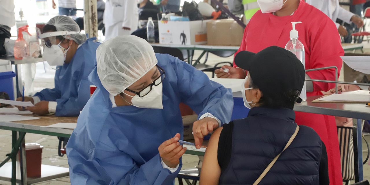 Vigilan que no haya engaño en aplicación de vacunas en Oaxaca