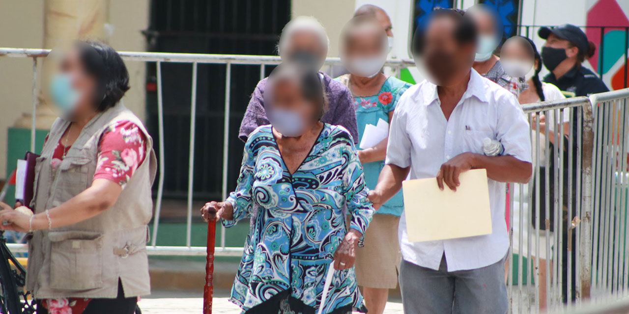 Vuelven largas filas por segunda dosis de vacuna anticovid en municipios de Oaxaca | El Imparcial de Oaxaca Vuelven largas filas por segunda dosis de vacuna anticovid en municipios de Oaxaca | El Imparcial de Oaxaca