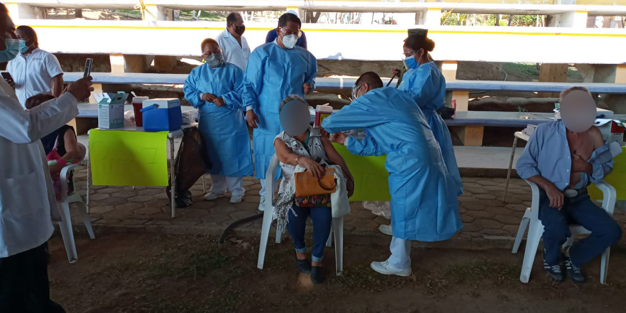 Vacunan a adultos contra Covid-19 en Pinotepa Nacional | El Imparcial de Oaxaca