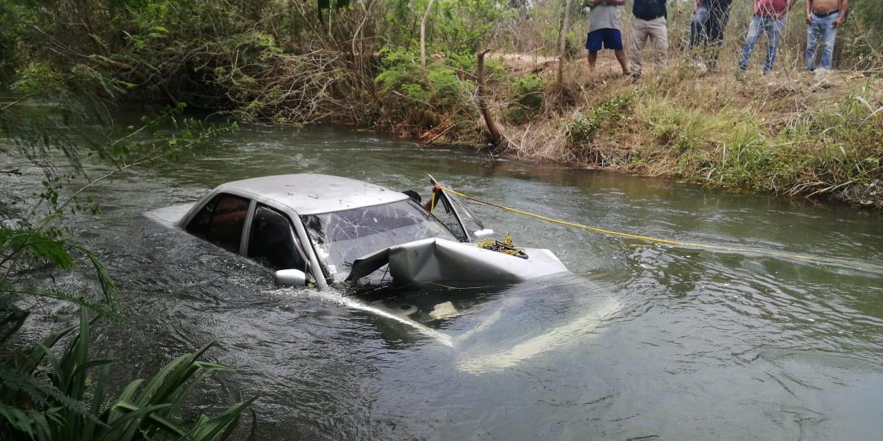 Cayó con su auto al canal de riego en Ixtaltepec | El Imparcial de Oaxaca