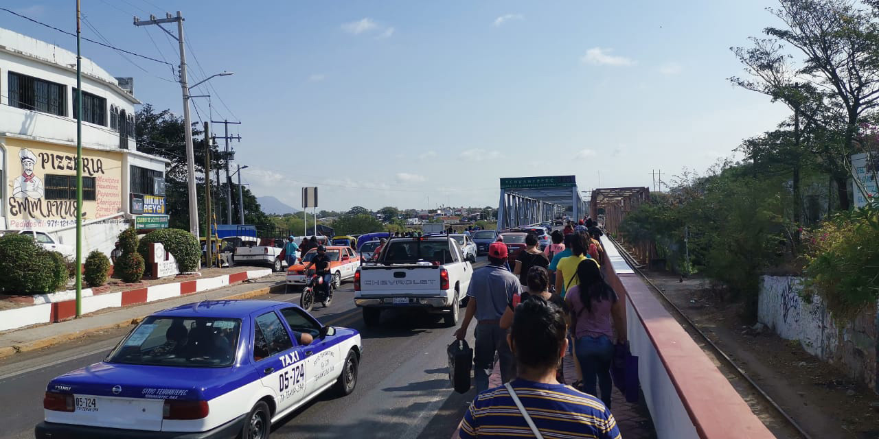 Comuneros bloquean el Puente de Fierro | El Imparcial de Oaxaca