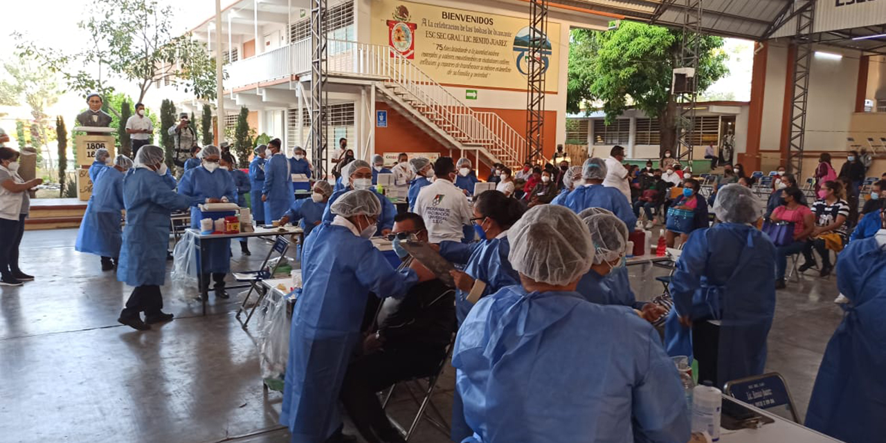 Aplican 1, 400 dosis de vacunas a docentes mixtecos | El Imparcial de Oaxaca