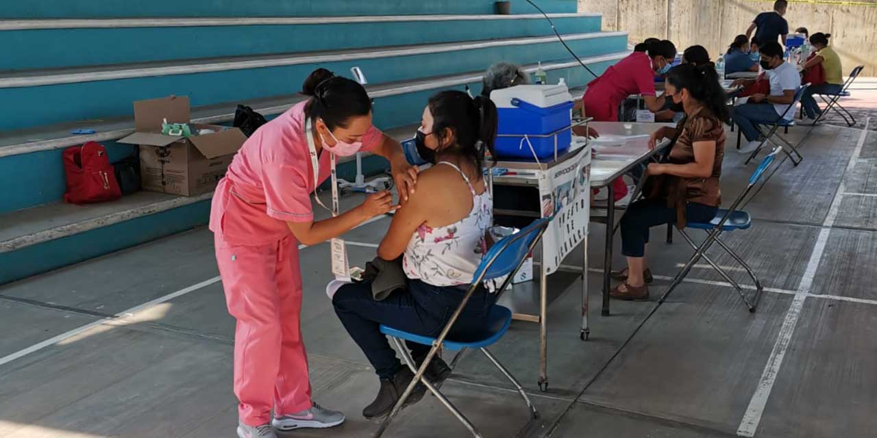Avanza vacunación de docentes de Cuicatlán y Teotitlán de Flores Magón | El Imparcial de Oaxaca