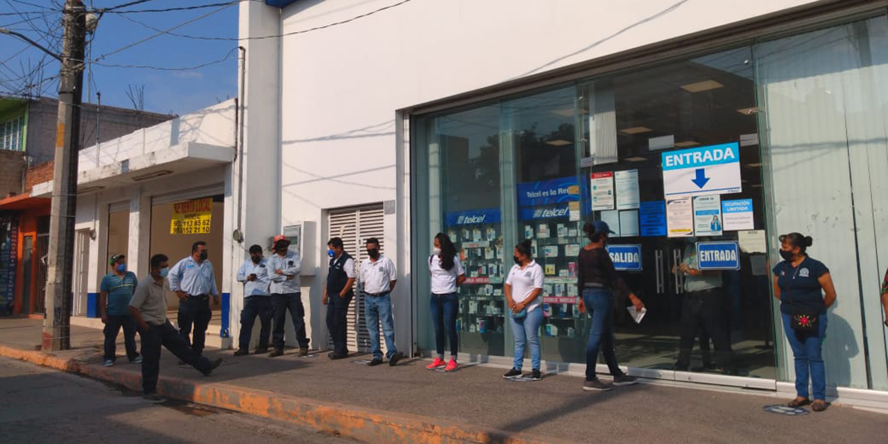 Telefonistas protestan frente a tienda de telefonía en Huajuapan | El Imparcial de Oaxaca
