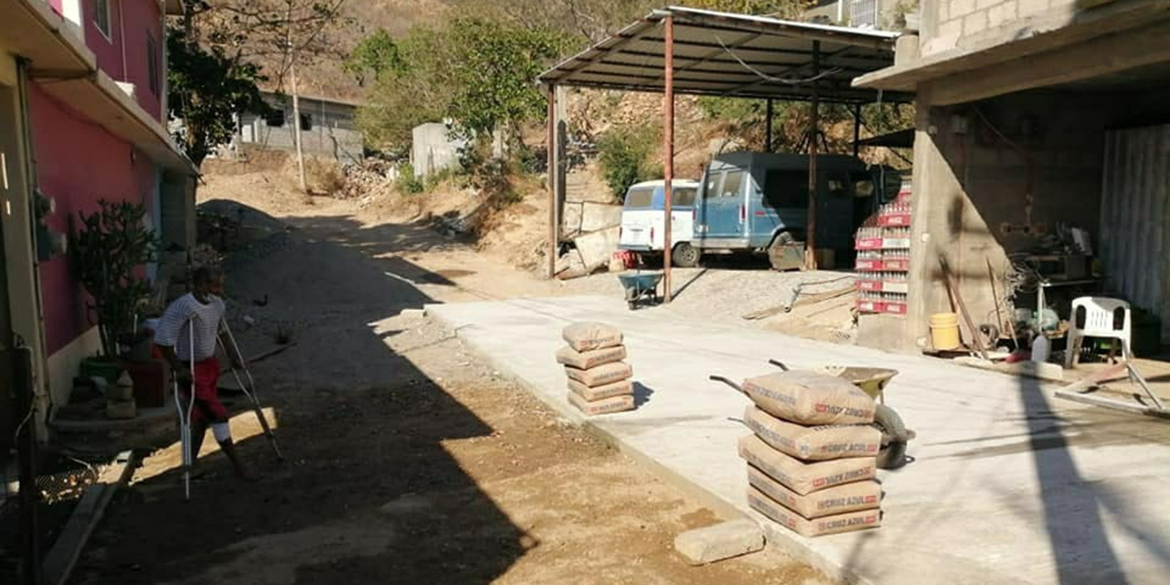 Juan Carlos Atecas entrega cemento a cambio de votos en Salina Cruz | El Imparcial de Oaxaca