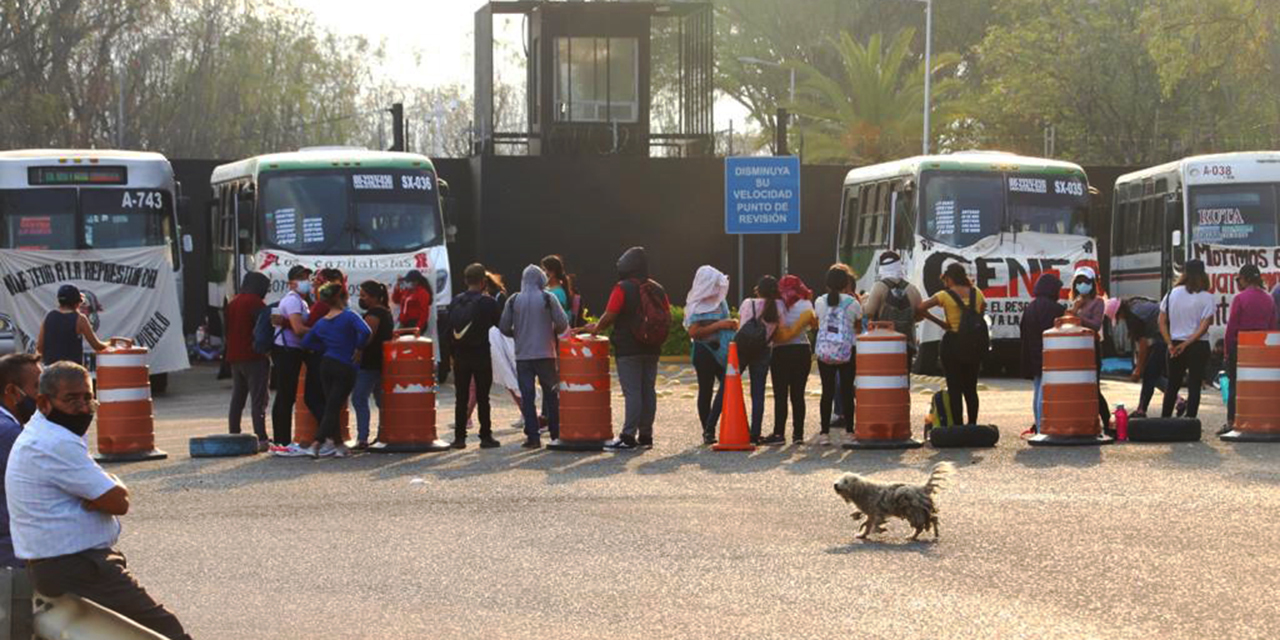 Se pierden 62 vuelos en el Aeropuerto Internacional de Oaxaca por bloqueo de normalistas | El