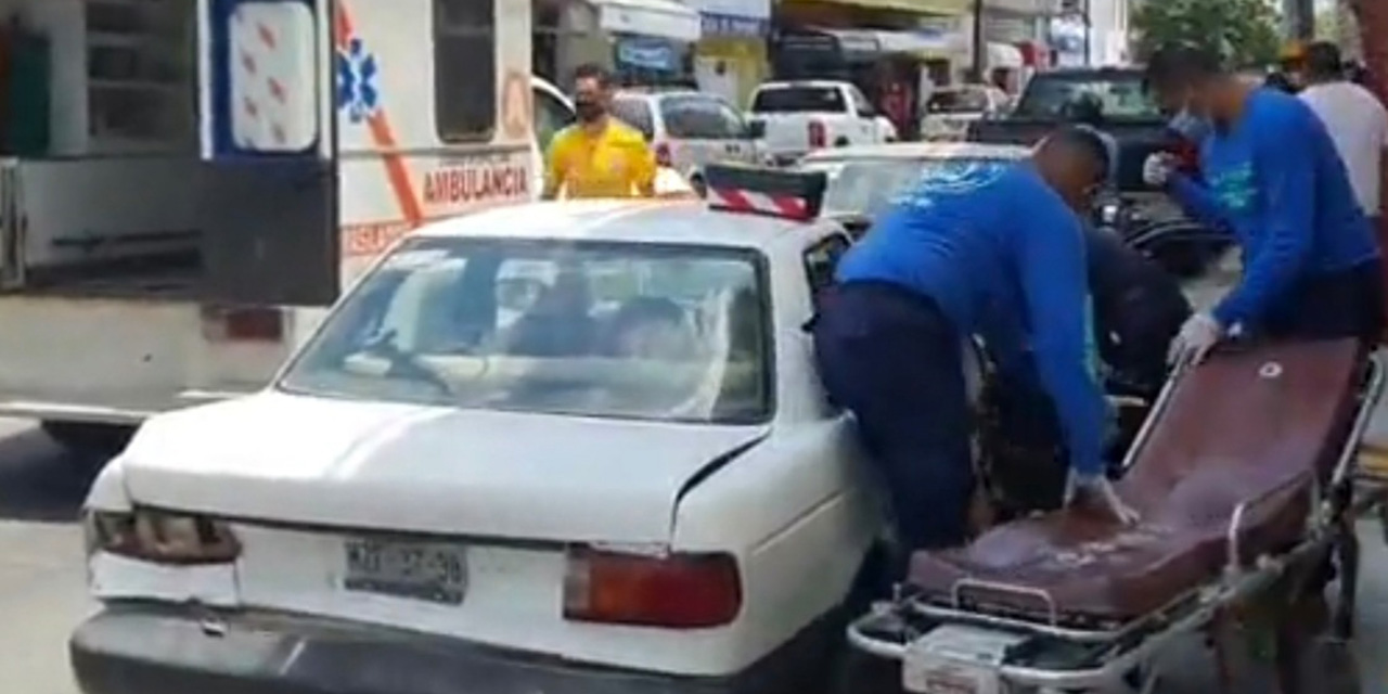 Choca contra auto estacionado; una mujer lesionada en Ciudad Ixtepec | El Imparcial de Oaxaca