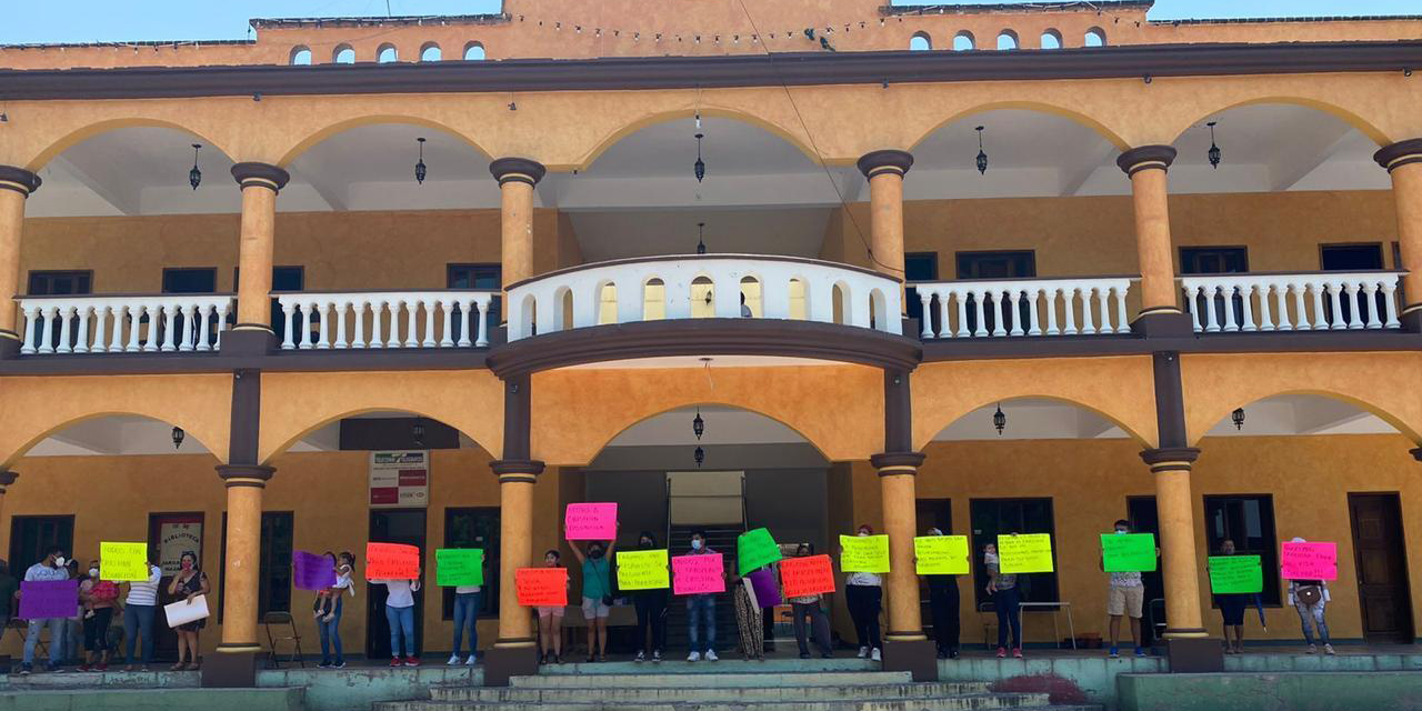 Jóvenes se manifiestan en palacio de Tonalá | El Imparcial de Oaxaca