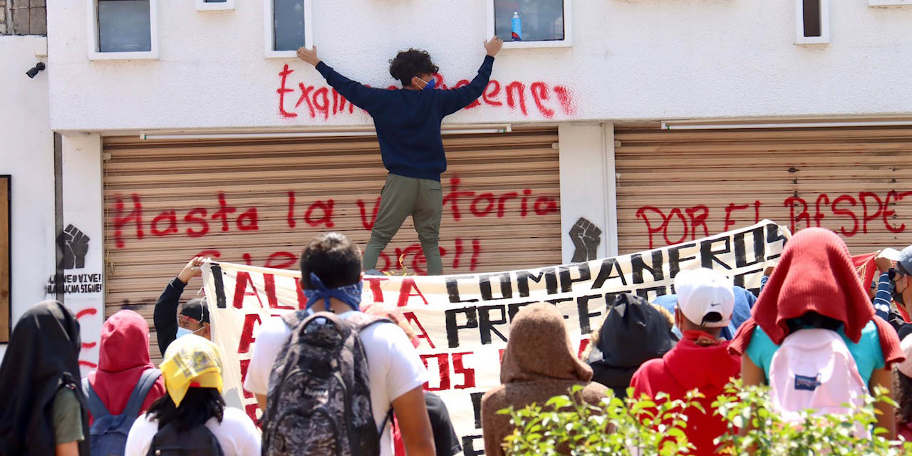 Normalistas vandalizan y saquean oficinas del IEEPO