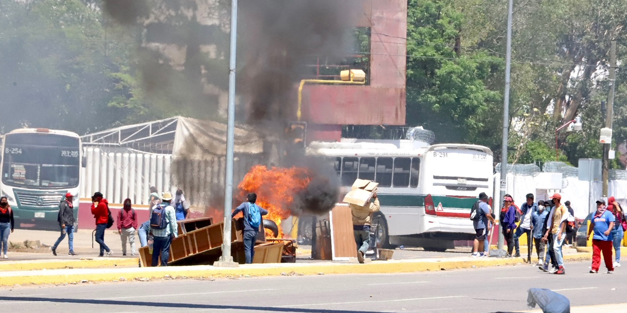 Normalistas desestabilizan la capital oaxaqueña