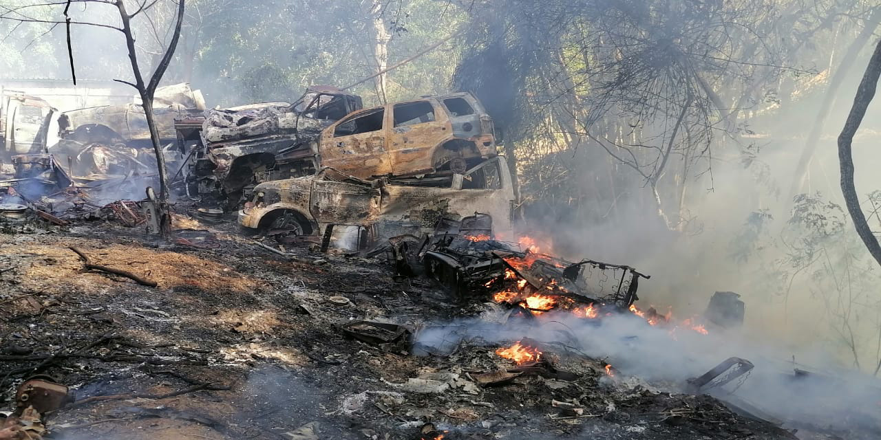 Incendio consume vehículos en corralón de Matías Romero