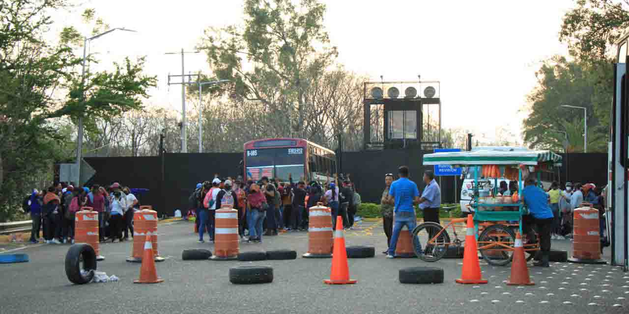 Cancelan 36 vuelos por toma  del Aeropuerto por normalistas | El Imparcial de Oaxaca