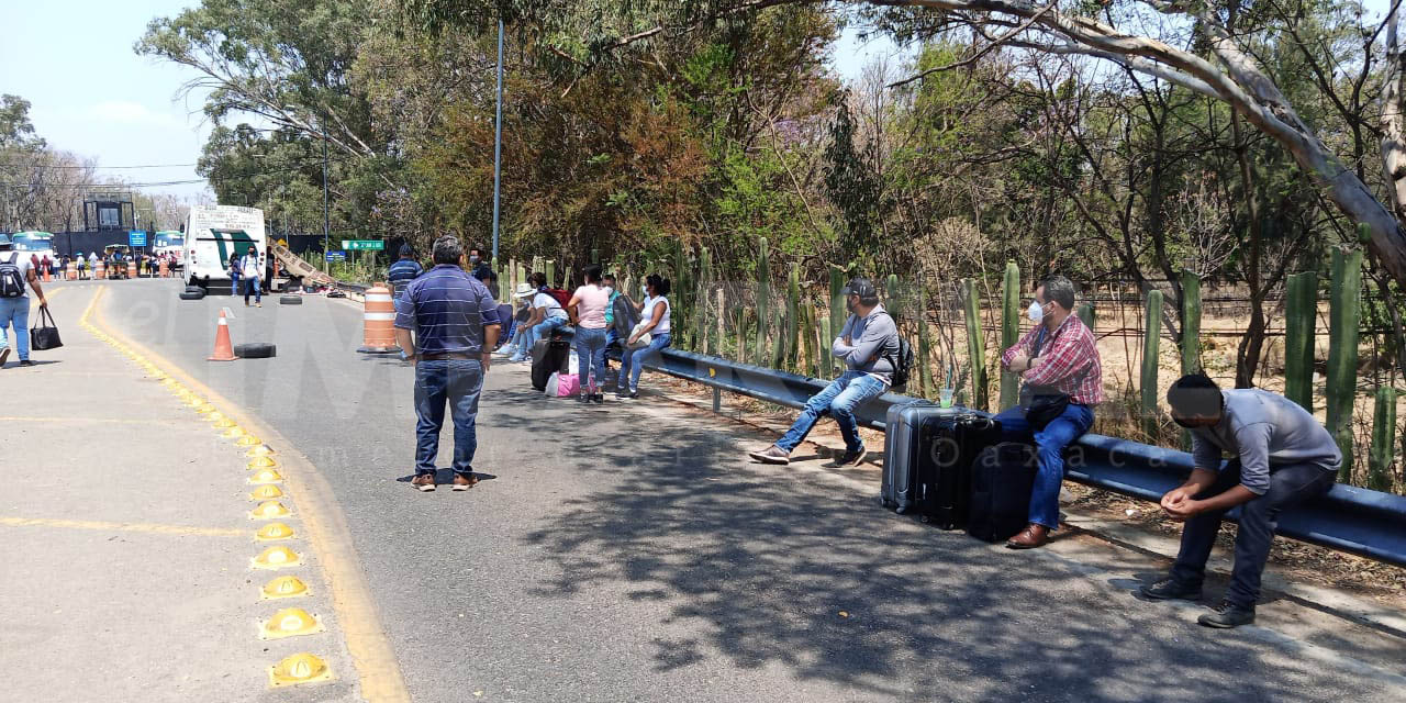 Continúa bloqueo en acceso al aeropuerto internacional de Oaxaca