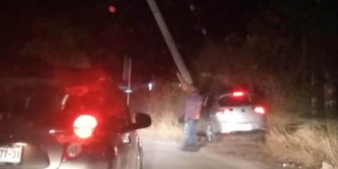 Pierde control de vehículo y se estampa contra un poste | El Imparcial de Oaxaca
