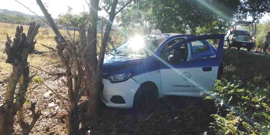 Taxista se estampa  contra árbol | El Imparcial de Oaxaca