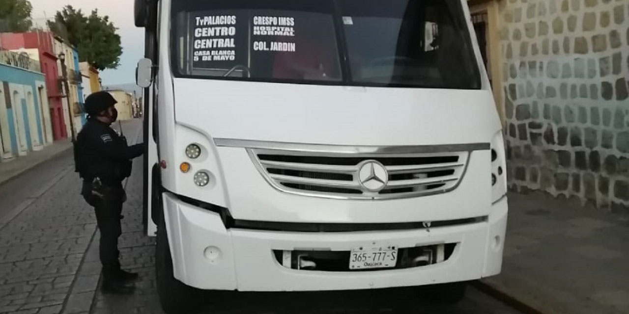 Abandonan camioneta tras choque en la Costa oaxaqueña