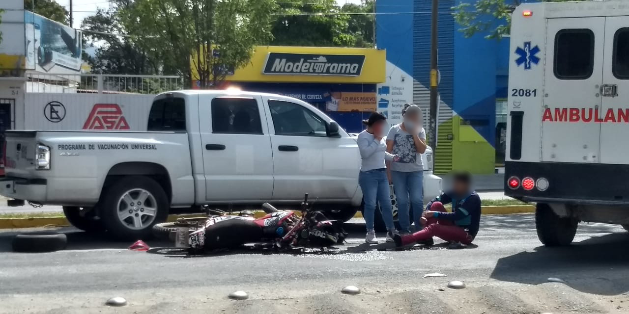 Motociclista choca detrás de camioneta en Símbolos Patrios | El Imparcial de Oaxaca