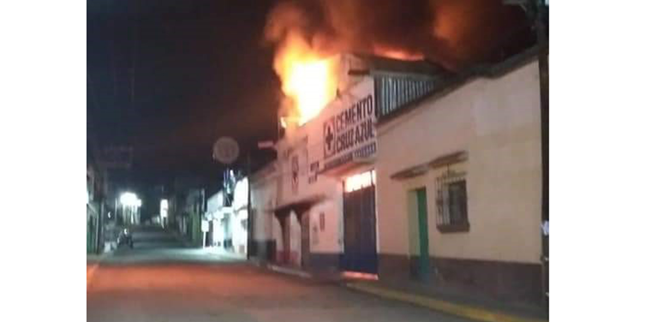 Fuerte incendio alarma a vecinos y comerciantes | El Imparcial de Oaxaca