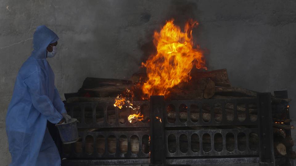 India incinera en plena calle a personas muertas por covid | El Imparcial de Oaxaca