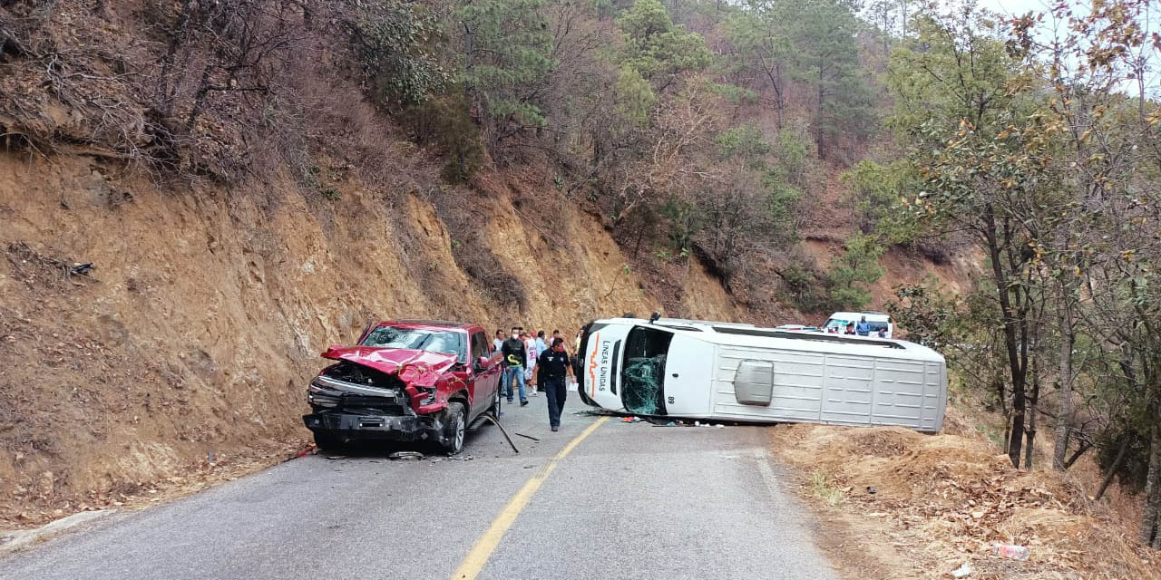Colisión y volcadura en la carretera 175