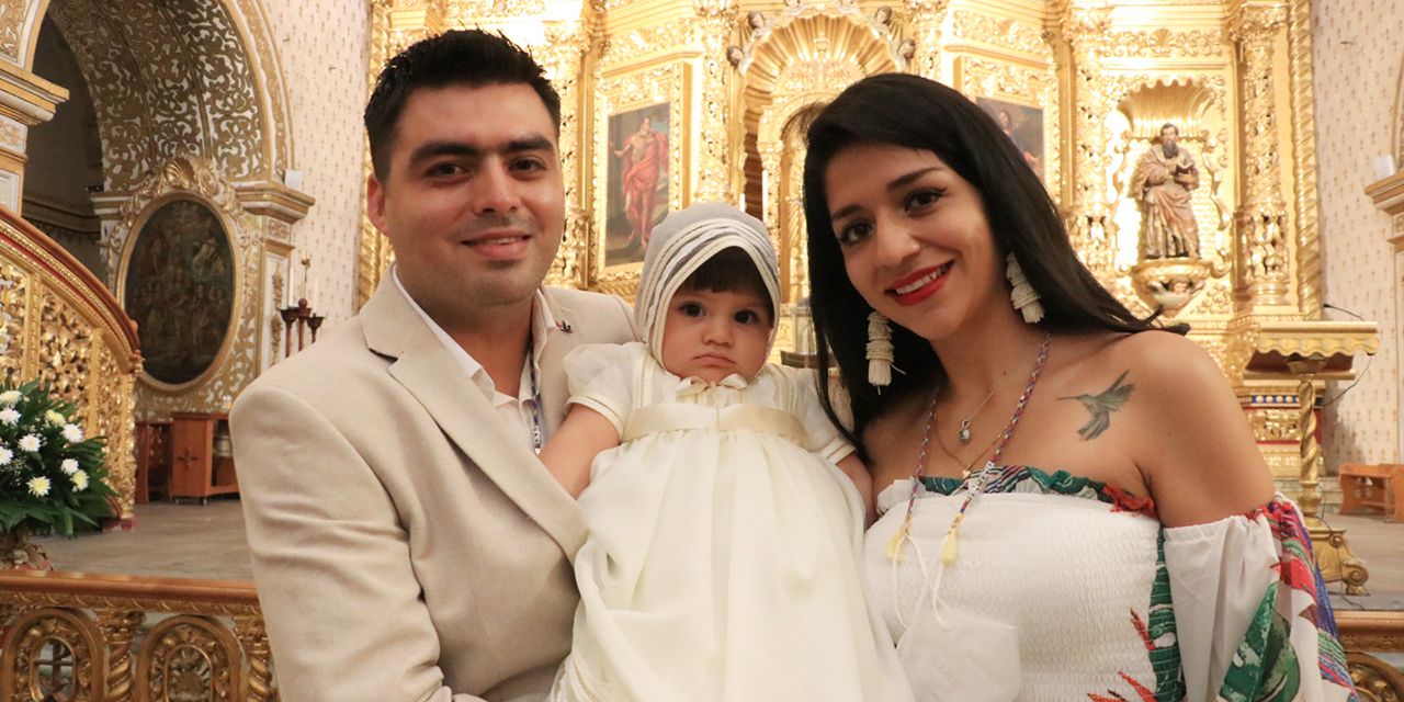 Recibe Bárbara las aguas bautismales
