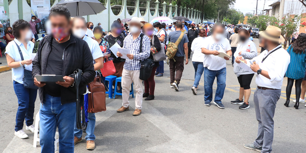 Regresan descontrol, caos y filas por vacuna anticovid | El Imparcial de Oaxaca