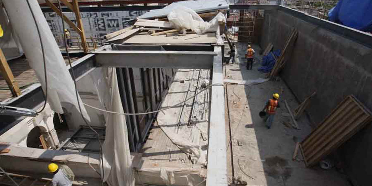 Trabajadores de la construcción celebran el Día de la Santa Cruz