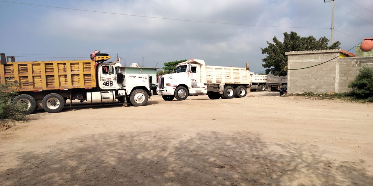 Bloquean los camioneros banco de material pétreo en Salina Cruz | El Imparcial de Oaxaca