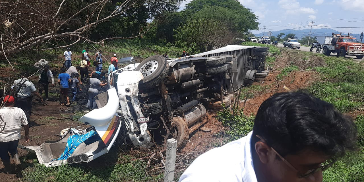 Vuelca tráiler y rapiñan mercancía en Santo Domingo Ingenio | El Imparcial de Oaxaca Vuelca tráiler y rapiñan mercancía en Santo Domingo Ingenio | El Imparcial de Oaxaca