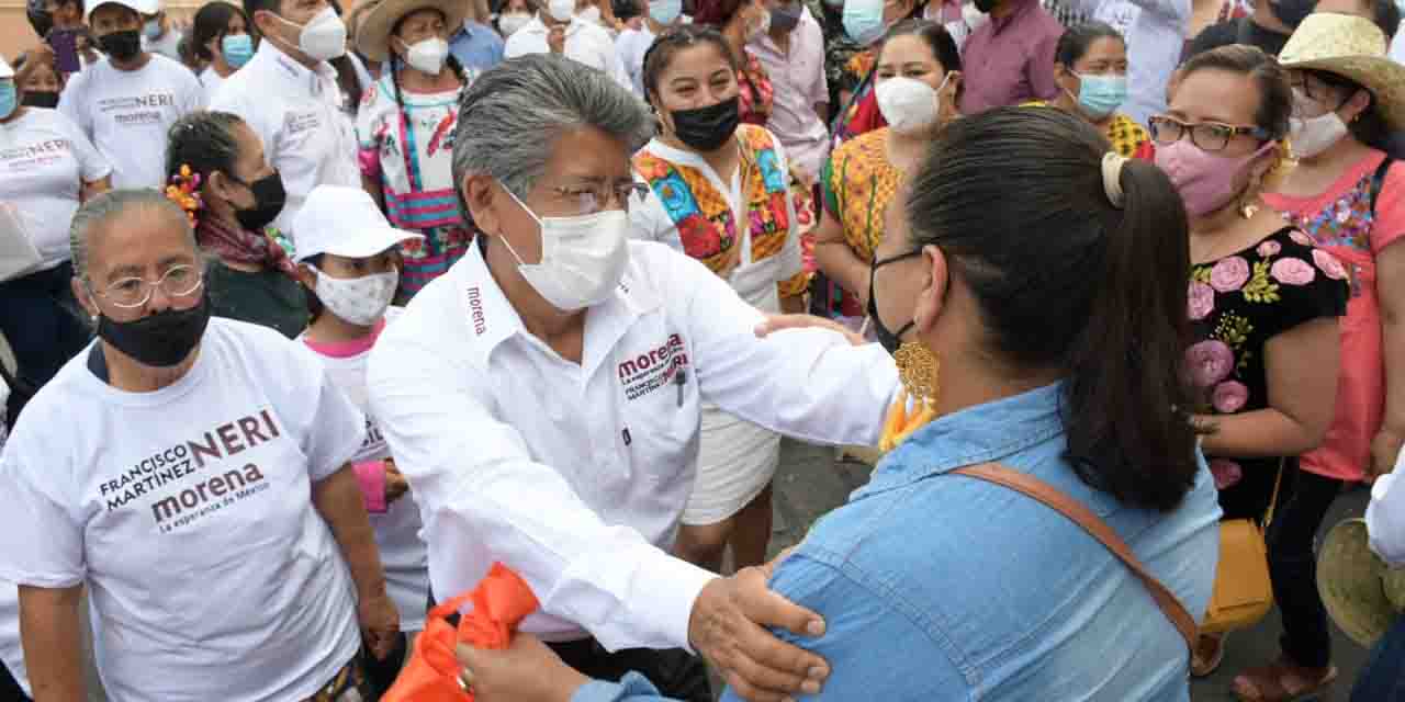 Hombres y mujeres apoyan a Francisco Martínez Neri, en Oaxaca. | El Imparcial de Oaxaca