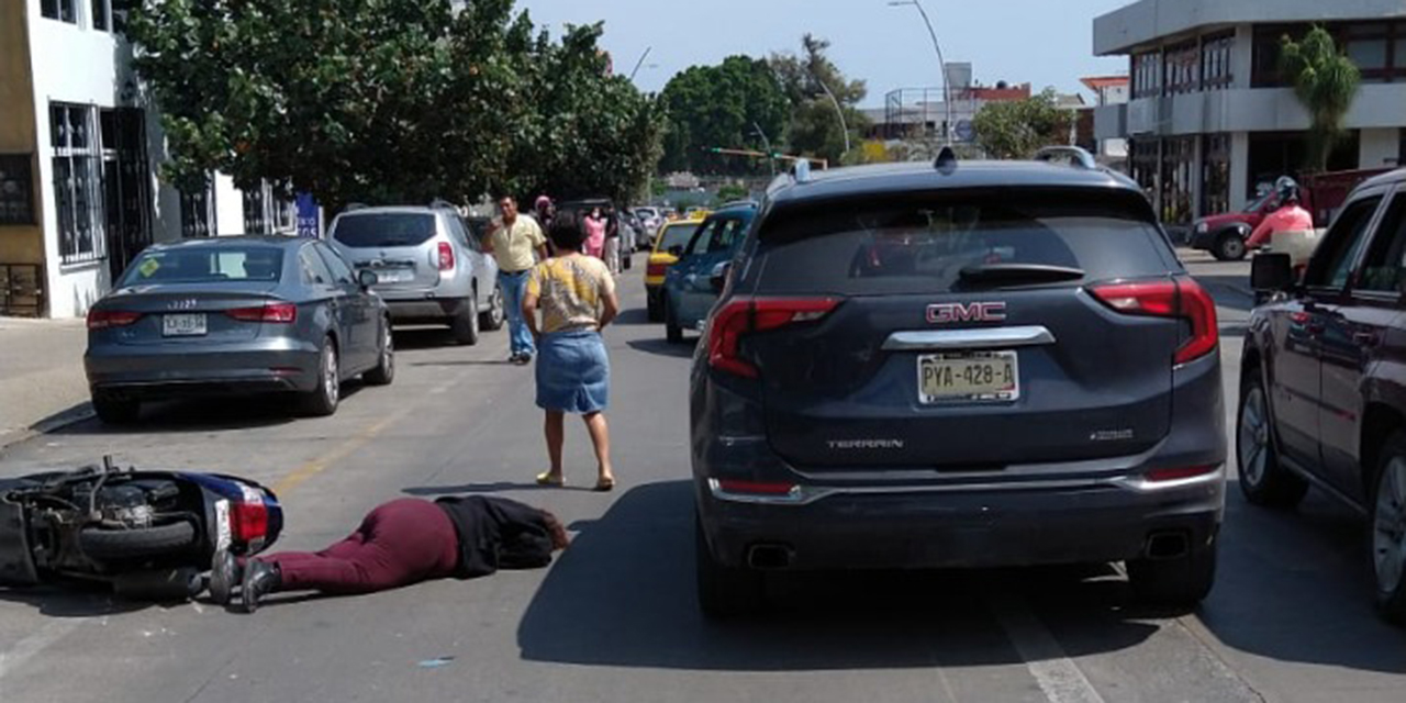 Motociclista resulta lesionada tras chocar contra camioneta en la Colonia Reforma | El Imparcial de Oaxaca