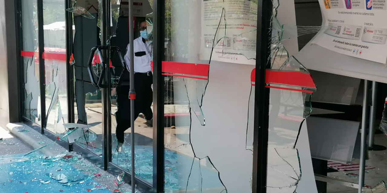Vandalismo de normalistas; agreden a autoridades y prensa | El Imparcial de Oaxaca