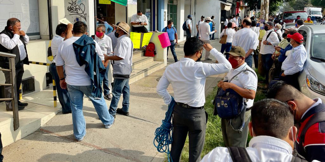 Directores protestan en instalaciones del IEBO denuncian adeudos