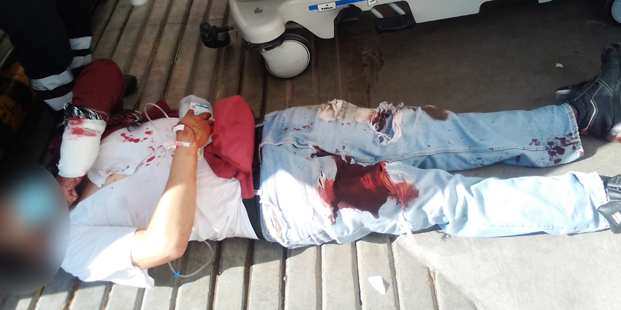 Camilleros de Santa Lucía del Camino tiran a un paciente en la entrada del Hospital | El Imparcial de Oaxaca