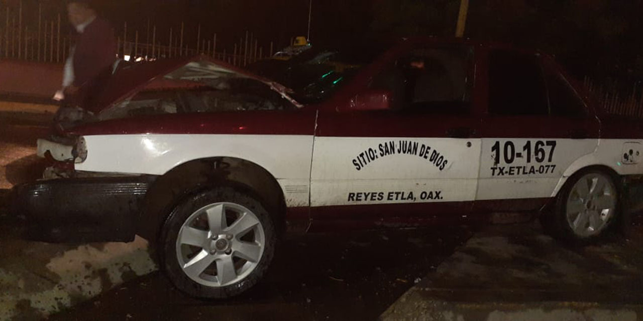 Abandonan taxi en el Parque del Amor tras accidente de tránsito | El Imparcial de Oaxaca