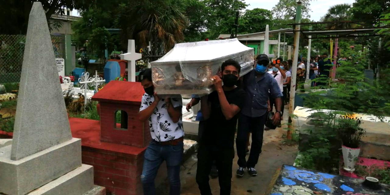 Dan último adiós a joven asesinada en Salina Cruz | El Imparcial de Oaxaca Dan último adiós a joven asesinada en Salina Cruz | El Imparcial de Oaxaca