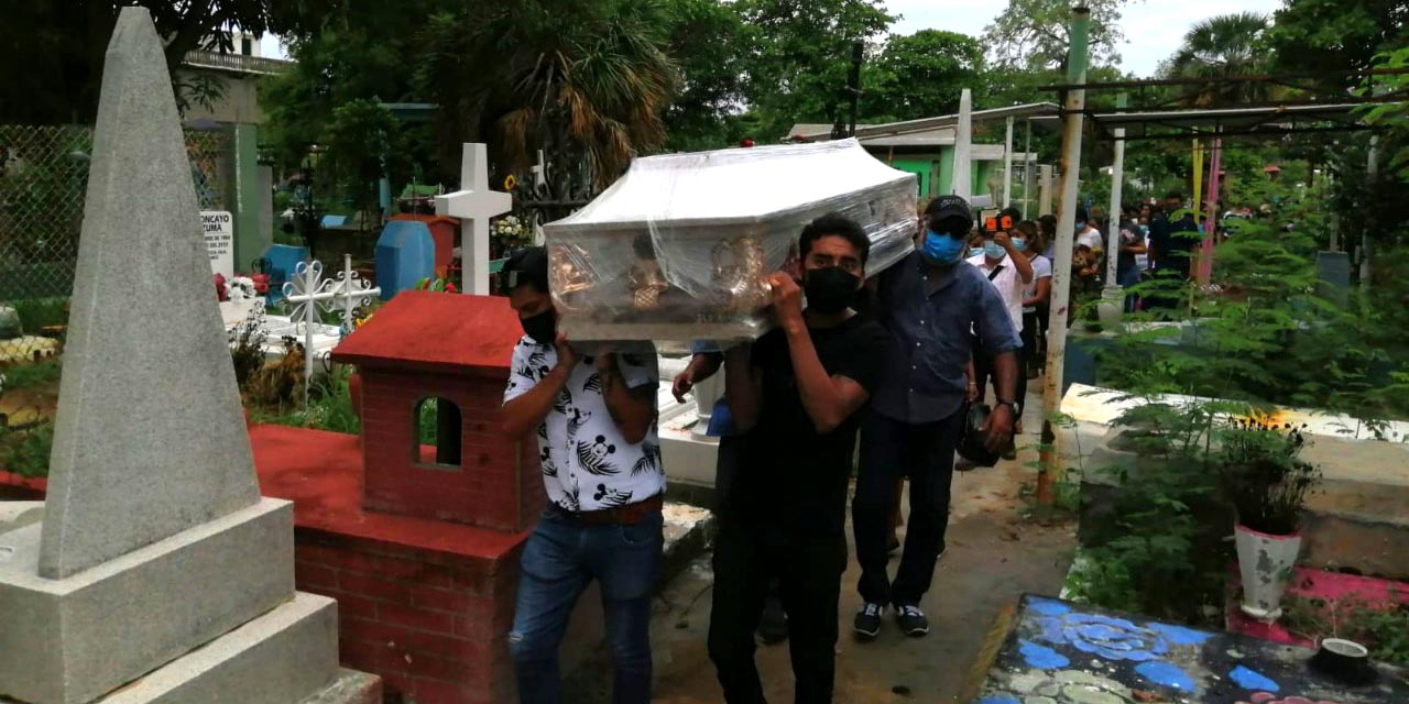 Dan último adiós a joven asesinada en Salina Cruz | El Imparcial de Oaxaca