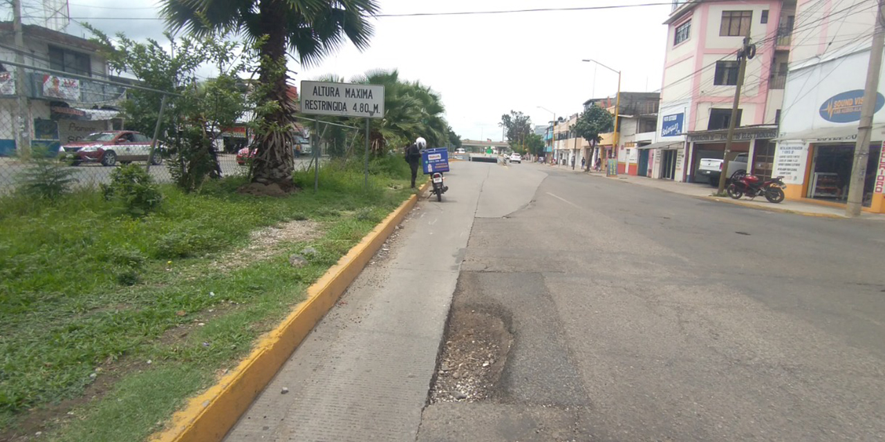 Motociclista cae en Periférico debido a las calles en mal estado | El Imparcial de Oaxaca