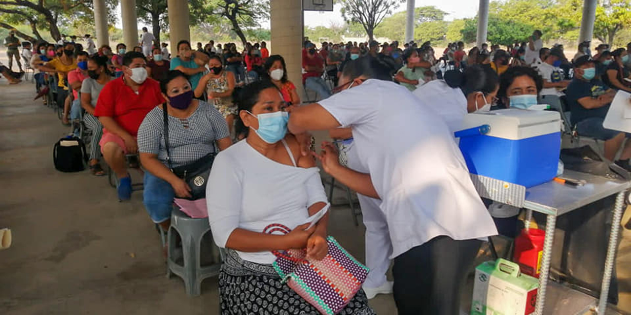 Mujer pide ayuda médica luego de ser vacunada en el Istmo | El Imparcial de Oaxaca