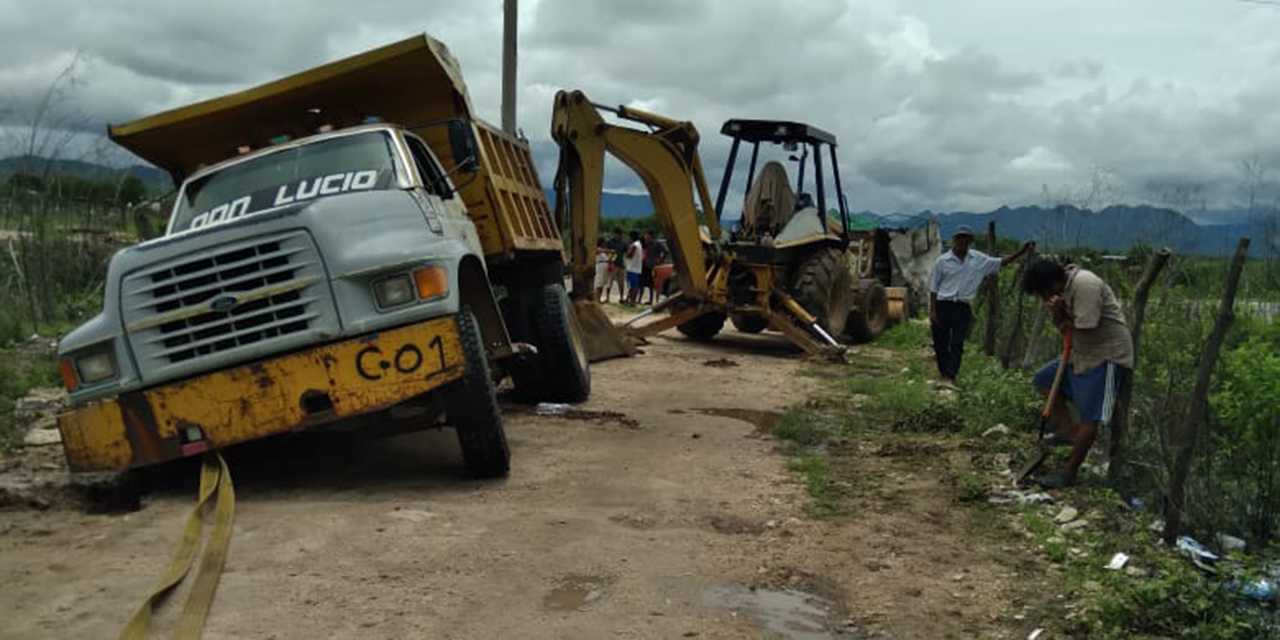 Retienen a operador de volteo por daños a tubería en Ixtepec | El Imparcial de Oaxaca