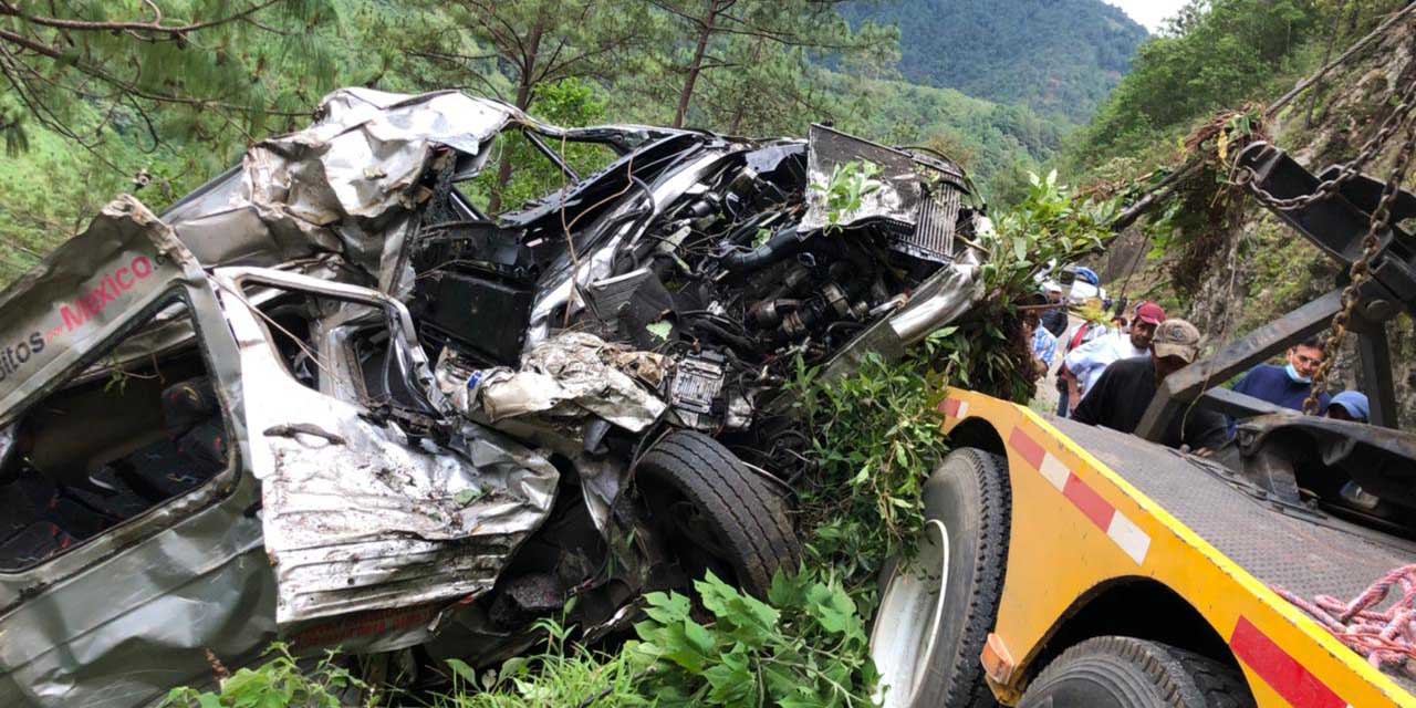 Camioneta cae al barranco en carretera de Miahuatlán | El Imparcial de Oaxaca Camioneta cae al barranco en carretera de Miahuatlán | El Imparcial de Oaxaca