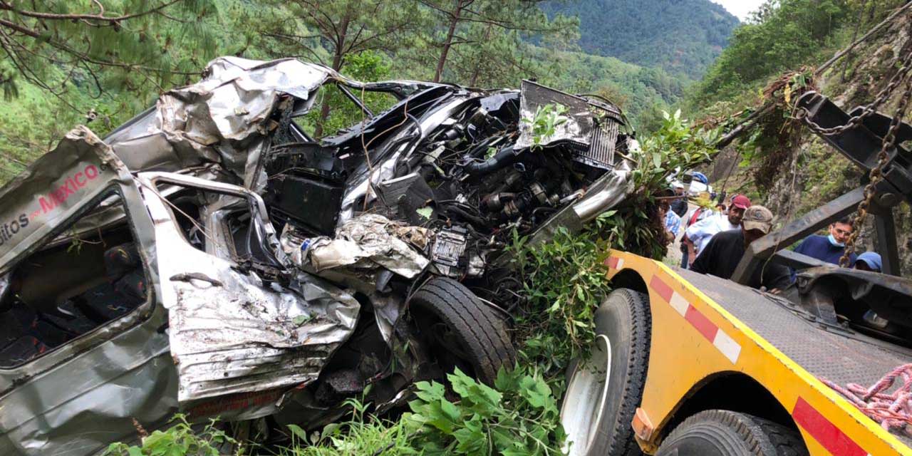 Camioneta cae al barranco en carretera de Miahuatlán | El Imparcial de Oaxaca